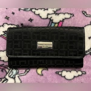 Tommy Hilfinger trifold wallet